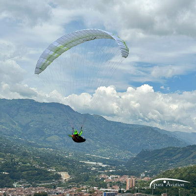 RC Gleitschirm in der Luft im Hintergrund einen Stadt in Südamerika 