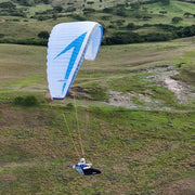 RC Paraglider überfliegt grüne Landschaft mit RC Paraglider Liegegurtzeug Aquila LX in der Seitenansicht