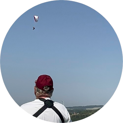 RC Flugschüler fliegt einen RC Gleitschirm