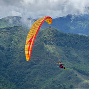 RC Gleitschirm Stable 2.1 Race Rast mit Pilotin Anna Free fliegt vor einer Bergwald Kulisse