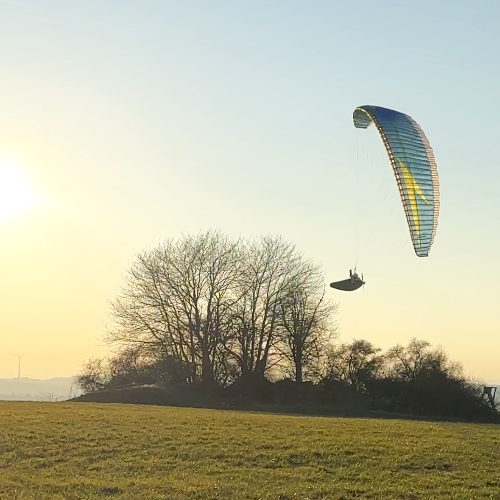 RC Gleitschirm Libra 3.7 RS im Landeanflug, links die Sonne im Bild