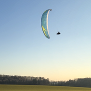 RC Gleitschirm Libra im Queranflug über Feld