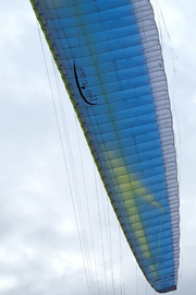 RC Gleitschirm von der Pilotenpuppe in die  Unterseite fotografiert