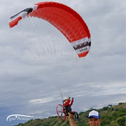RC Paraglider SET in der Hand eines Piloten und Schirm aufgezogen