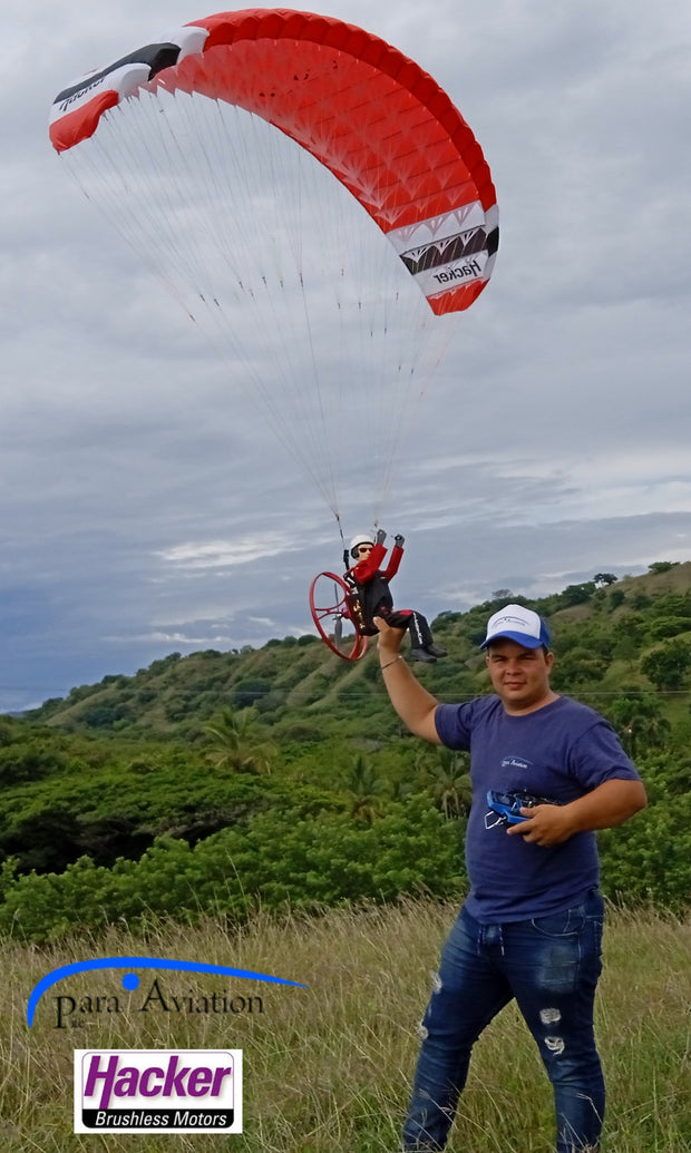 RC-Paragliding | Noah "FREE" - Set Pilot auf Wiese mit Noah Free und RC Paraglider Cloud 1.5 in der Luft